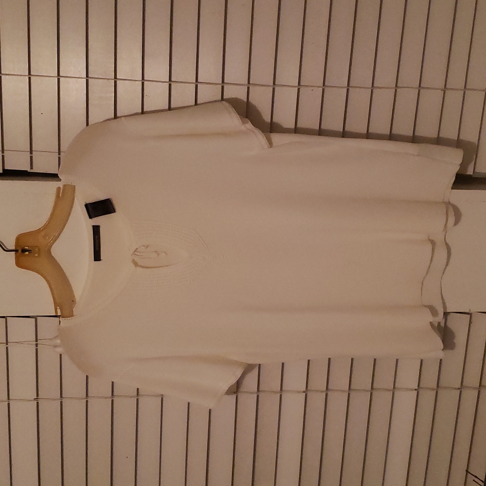 Liz Claiborne  white short sleeve top, scoop neck w/ cutout. Size PXL